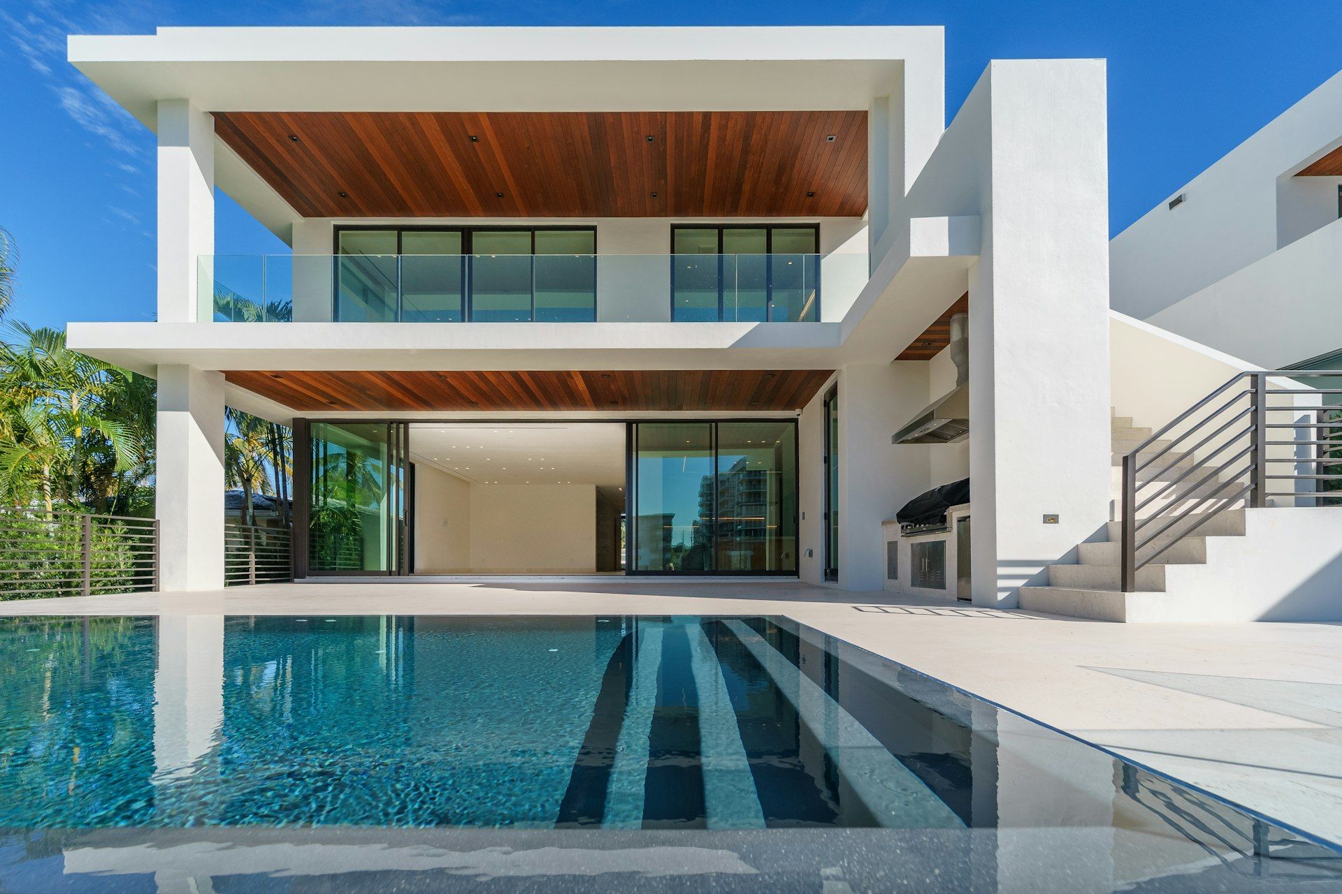 Mansión moderna de lujo con piscina